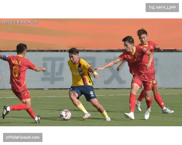 中小球队采用三中卫体系与快速反击战术应对豪门挑战